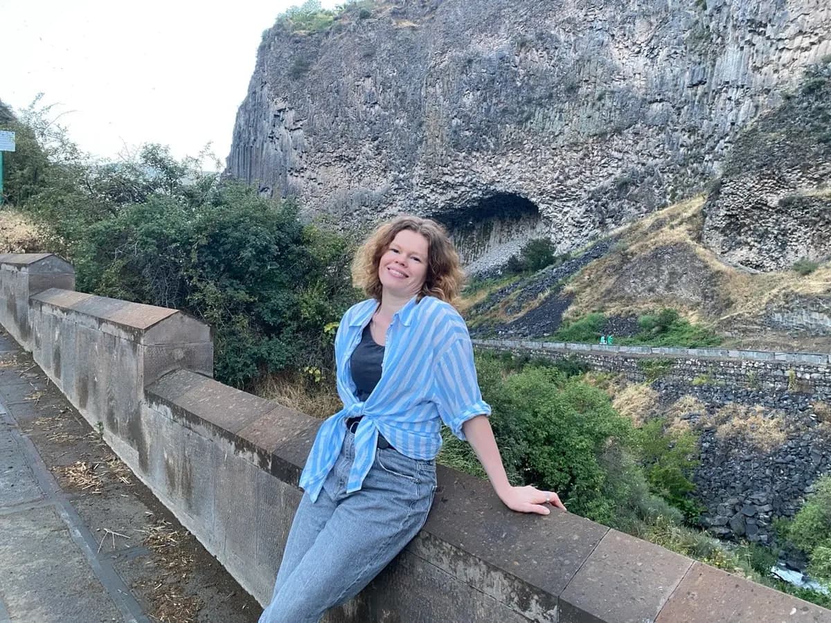 Светлана на фоне базальтовых скал